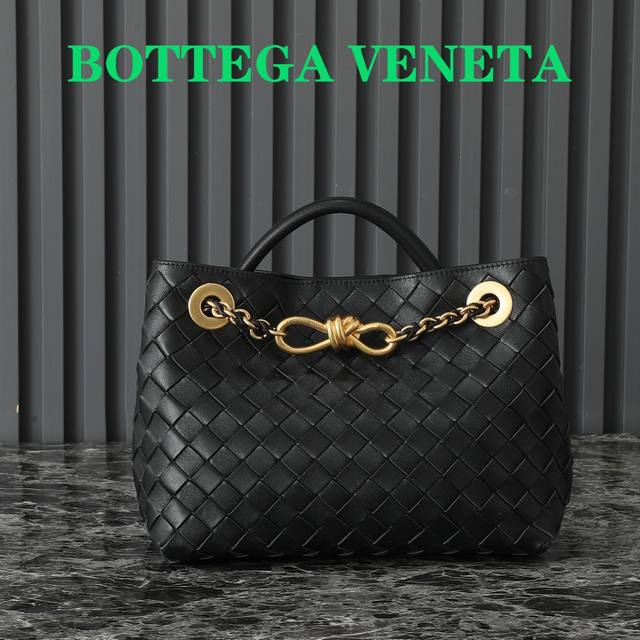 Bottega Veneta Andiamo链条款真的很惊艳 Andiamo小号升级啦，链条款比皮带款更加精致奢华，并且可以减轻肩带的损耗，黑色皮条穿插着金色链