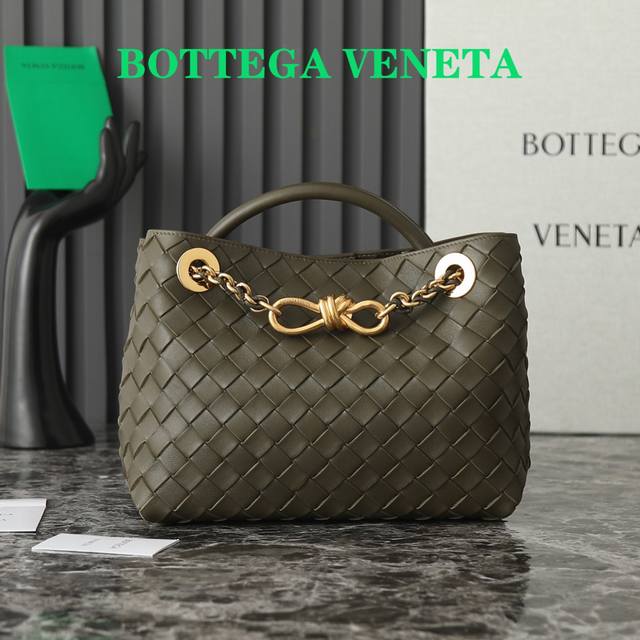 Bottega Veneta Andiamo链条款真的很惊艳 Andiamo小号升级啦，链条款比皮带款更加精致奢华，并且可以减轻肩带的损耗，黑色皮条穿插着金色链