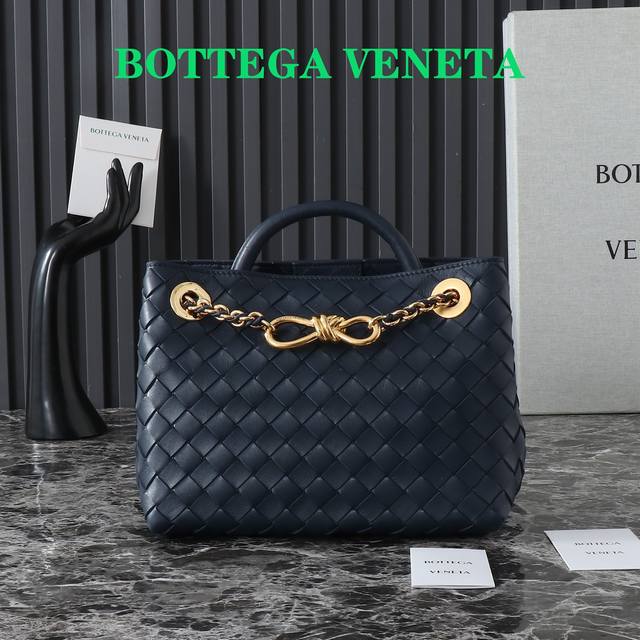 Bottega Veneta Andiamo链条款真的很惊艳 Andiamo小号升级啦，链条款比皮带款更加精致奢华，并且可以减轻肩带的损耗，黑色皮条穿插着金色链