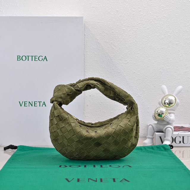 B家新款 Jodie 麂皮 手拿包 看到她自动饿 设计师独特的设计灵感 趣味十足 里外采用进口麂皮，垂软造型 搭配新元素的扭结 给人过目不忘的印象 不仅能凹造型