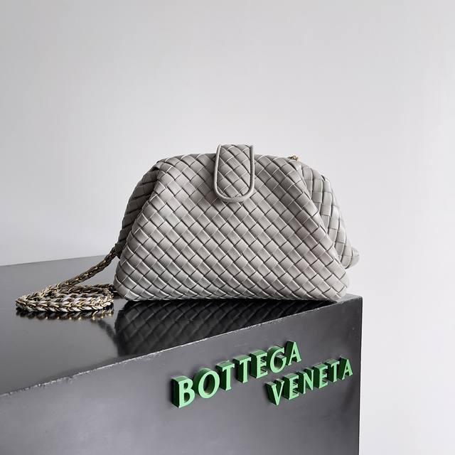 Bottega Veneta 葆蝶家女士lauren 小号手拿包 上新啦！很多人蹲的小号终于来啦，可以自行调节的拉链是这个包包的一大亮点，拆掉之后可以当做手包出