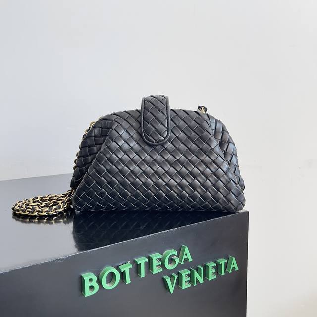 Bottega Veneta 葆蝶家女士lauren 小号手拿包 上新啦！很多人蹲的小号终于来啦，可以自行调节的拉链是这个包包的一大亮点，拆掉之后可以当做手包出