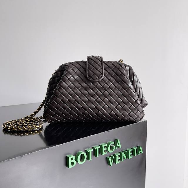 Bottega Veneta 葆蝶家女士lauren 小号手拿包 上新啦！很多人蹲的小号终于来啦，可以自行调节的拉链是这个包包的一大亮点，拆掉之后可以当做手包出