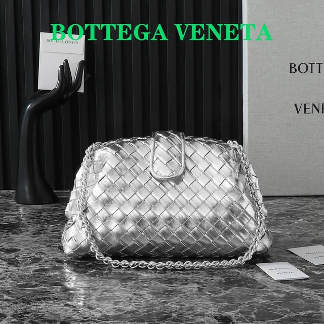 Lauren Teen Clutch 小爆裂纹 Bottegaveneta 全新一季'It手袋'新作，用无与伦比的优雅风格提升夏季造型质感。而其中最为出彩的当属