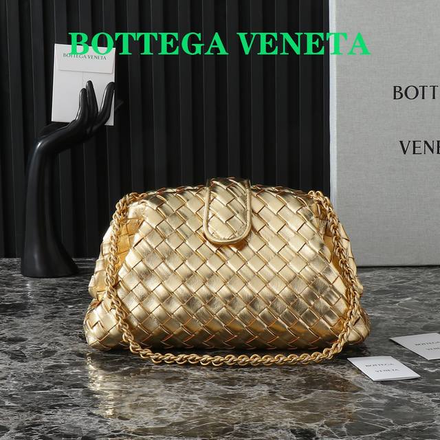 Lauren Teen Clutch 小爆裂纹 Bottegaveneta 全新一季'It手袋'新作，用无与伦比的优雅风格提升夏季造型质感。而其中最为出彩的当属