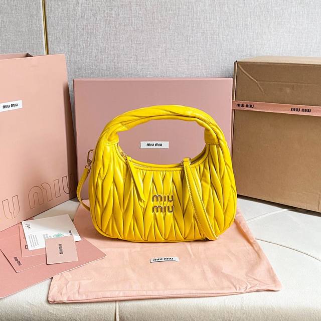 M家 新品 ！型号：5Bc125 Miuwander 手袋，采用进口小羊皮经典品牌标志性matelasse纹理绣花，复古磨砂五金，利用圆孤的曲线，保留了应有的俏