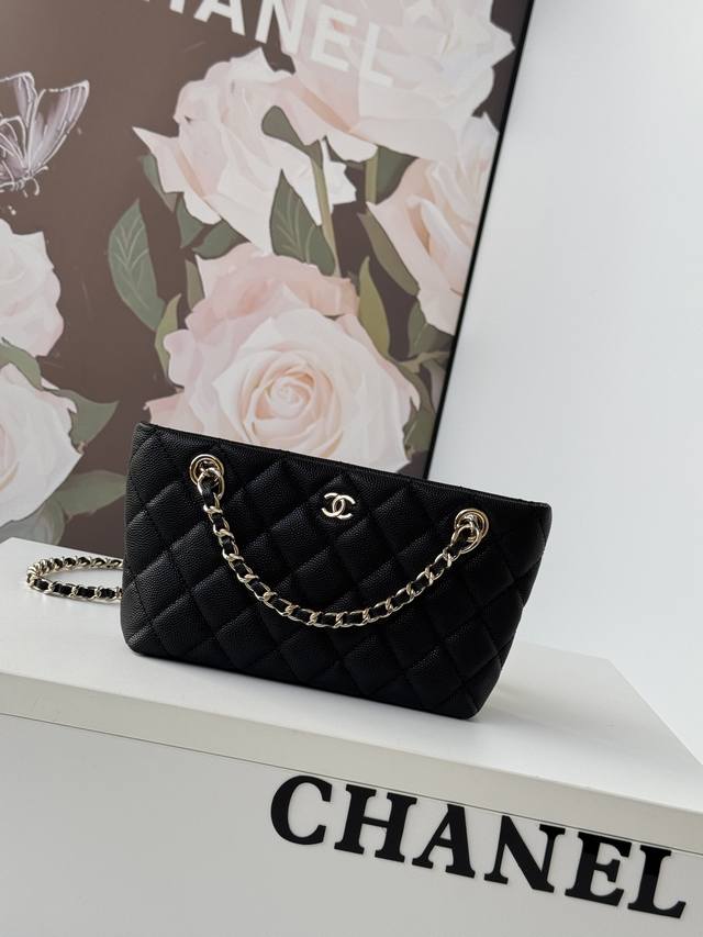 Chanel25Cm Samini Tote 实用不失百搭 小巧迷你的包身，与tote的造型结合，宛如手中的黑色宝石 崇拜 金色双c标志闪耀着耀眼的光芒，为整体