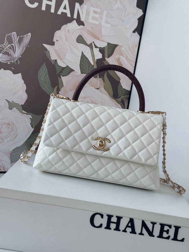 A92991最新棱格细颗粒压花小牛皮配与球纹纹手柄单肩斜挎手提中号口盖包,颗粒压花小牛皮 、小球纹与金色金属 ,尺寸:18×29×12Cm A92991最新棱格细颗粒压花小牛皮配与球纹纹手柄单肩斜挎手提中号口盖包,颗粒压花小牛皮 、小球纹与金色金属 ,尺寸:18×29×12Cm