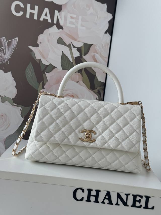 A92991最新棱格细颗粒压花小牛皮配与球纹纹手柄单肩斜挎手提中号口盖包,颗粒压花小牛皮 、小球纹与金色金属 ,尺寸:18×29×12Cm A92991最新棱格细颗粒压花小牛皮配与球纹纹手柄单肩斜挎手提中号口盖包,颗粒压花小牛皮 、小球纹与金色金属 ,尺寸:18×29×12Cm