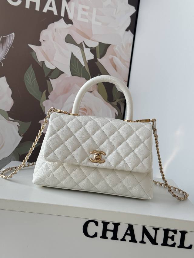 A92990最新棱格细颗粒压花小牛皮配与小球纹手柄单肩斜挎手提中号口盖包,颗粒压花小牛皮 、小球纹皮与金色金属 ,尺寸:24Cm A92990最新棱格细颗粒压花小牛皮配与小球纹手柄单肩斜挎手提中号口盖包,颗粒压花小牛皮 、小球纹皮与金色金属 ,尺寸:24Cm