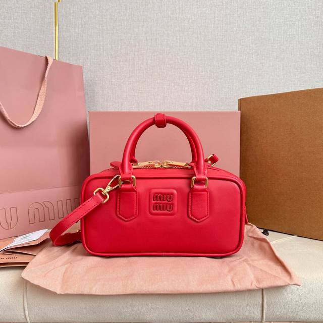 新版本 5Bb142,Miu家新款保龄球包包,官网主推,今年绝对爆款式,顶级进口小牛皮,Miu家独具风格matelasse图案,包身精致立体有型,正面刻字徽标与 新版本 5Bb142,Miu家新款保龄球包包,官网主推,今年绝对爆款式,顶级进口小牛皮,Miu家独具风格matelasse图案,包身精致立体有型,正面刻字徽标与