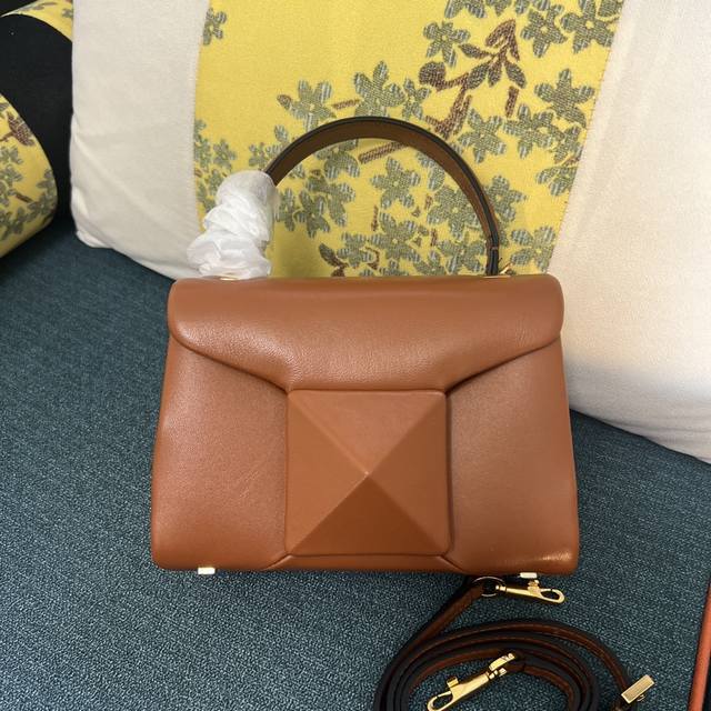 皮扣型号:1013 One Stud迷你羊皮手袋,正面采用超大铆钉开合。 -得益于可调节肩带和提手的设计,这款包即可手提,亦可肩背和斜挎 -同色系金属配件 -磁 皮扣型号:1013 One Stud迷你羊皮手袋,正面采用超大铆钉开合。 -得益于可调节肩带和提手的设计,这款包即可手提,亦可肩背和斜挎 -同色系金属配件 -磁