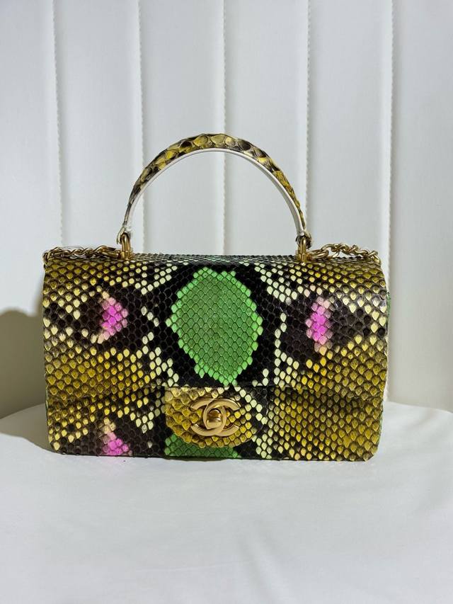 口盖包手提手腕 进口蟒蛇皮 五金:全铜复古金 尺寸: 型号:2431 口盖包手提手腕 进口蟒蛇皮 五金:全铜复古金 尺寸: 型号:2431