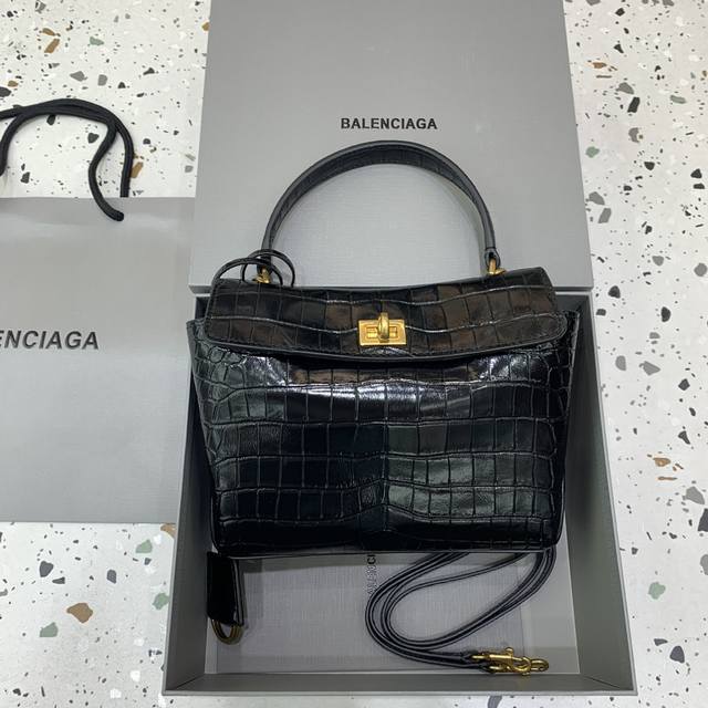 现货 Balenciag Rodeo Mini 鳄鱼黑 哒哒哒，Mini也来咯 看完正常size的rodeo再来看mini～真的是除了可爱还是可爱 这种尺寸就不