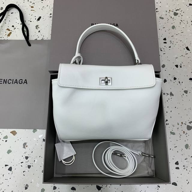 现货 Balenciag Rodeo Mini 白色 哒哒哒，Mini也来咯 看完正常size的rodeo再来看mini 真的是除了可爱还是可爱 这种尺寸就不挑