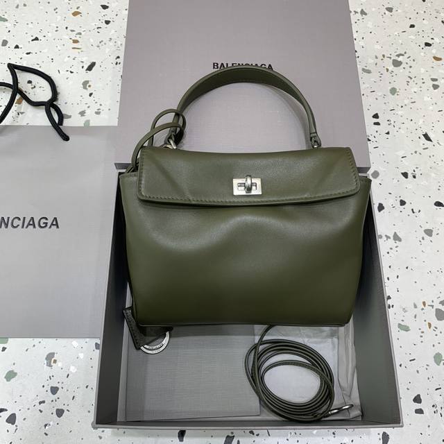 现货 Balenciag Rodeo Mini 绿色 哒哒哒，Mini也来咯 看完正常size的rodeo再来看mini 真的是除了可爱还是可爱 这种尺寸就不挑