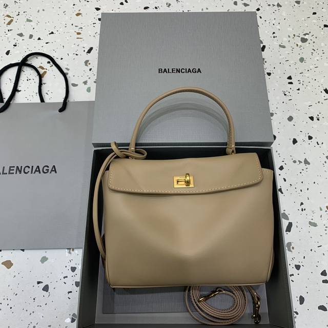 现货 Balenciag Rodeo Mini 杏色金扣 哒哒哒，Mini也来咯 看完正常size的rodeo再来看mini 真的是除了可爱还是可爱 这种尺寸就