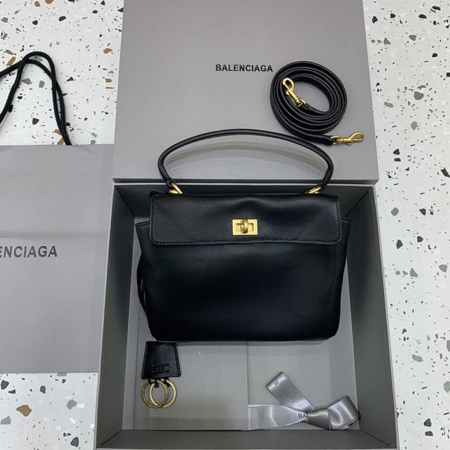 现货 Balenciag Rodeo Mini 黑色金扣 哒哒哒，Mini也来咯 看完正常size的rodeo再来看mini 真的是除了可爱还是可爱 这种尺寸就