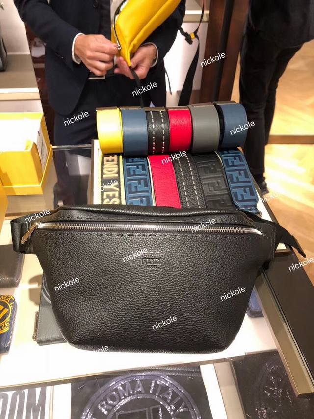 Fendi 芬迪新品拉链开合腰包胸包编号:Xf312可调节腰带。大口袋内附拉链小隔层,男女通用款 情侣款 ,不管男生、女生都可以驾驭,也可以和男朋友一起用,百搭 Fendi 芬迪新品拉链开合腰包胸包编号:Xf312可调节腰带。大口袋内附拉链小隔层,男女通用款 情侣款 ,不管男生、女生都可以驾驭,也可以和男朋友一起用,百搭