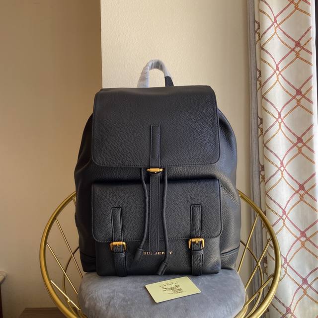 巴宝莉burberry经典男士双肩包英国一线品牌编号:Bs008黑色头层牛皮整包全皮 手感柔软舒适 五金古金高端大气 容量不可估量尺寸:33Cm38Cm15Cm 巴宝莉burberry经典男士双肩包英国一线品牌编号:Bs008黑色头层牛皮整包全皮 手感柔软舒适 五金古金高端大气 容量不可估量尺寸:33Cm38Cm15Cm