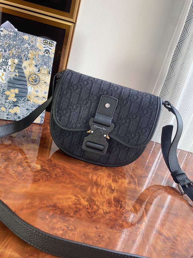 Cd迪奥新款头层进口原版皮配黑色提花编号：033黑色非常nics的男女同款 五金黑色低调奢华 21Cm27Cm6.5Cm