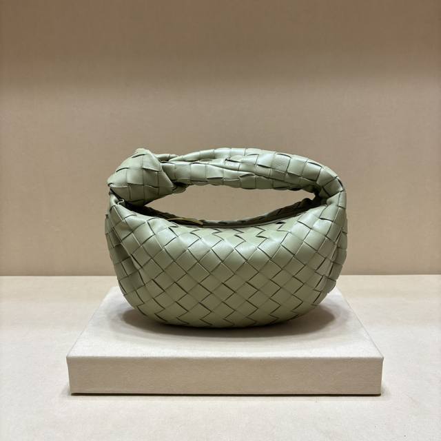 正品级 型号80800新款编织打结hobo 原版小羊皮皮质很软,包形独特特别实用耐装,大气简洁却又有性冷淡风格,上身时髦又有范儿~小号: 27X22X3Cm 正品级 型号80800新款编织打结hobo 原版小羊皮皮质很软,包形独特特别实用耐装,大气简洁却又有性冷淡风格,上身时髦又有范儿~小号: 27X22X3Cm