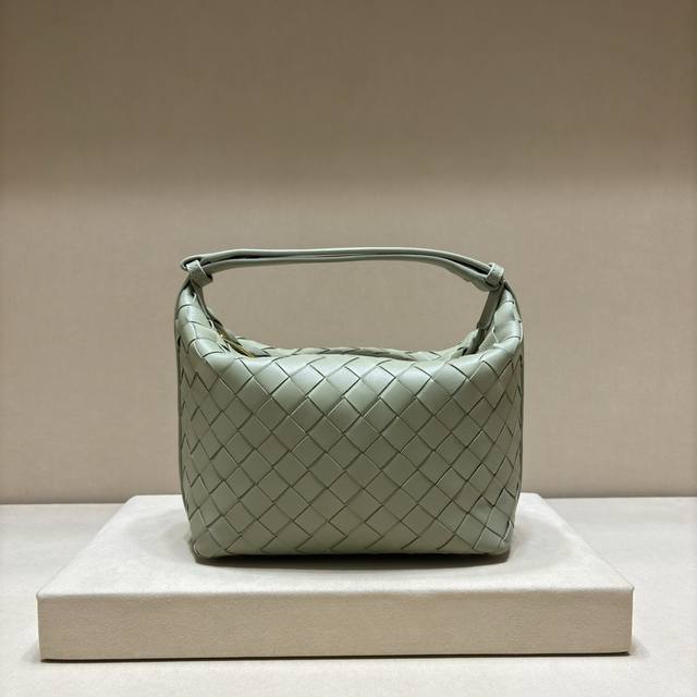正品级 肩背便当包 拎上就走的一款饭盒包 经典的intrecciato编织工艺而成 体现了bottega的匠人精神 整个包身采用顶级的happa小羊皮 非常柔软 正品级 肩背便当包 拎上就走的一款饭盒包 经典的intrecciato编织工艺而成 体现了bottega的匠人精神 整个包身采用顶级的happa小羊皮 非常柔软