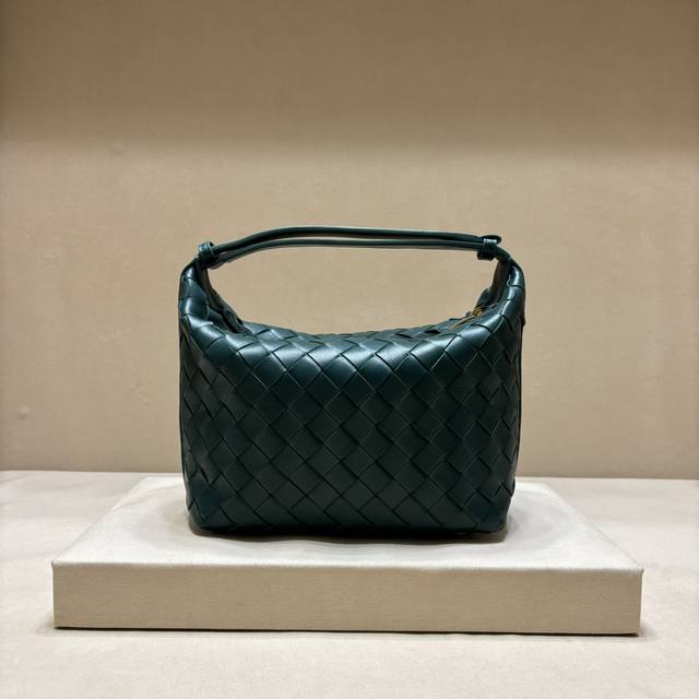 正品级 肩背便当包 拎上就走的一款饭盒包 经典的intrecciato编织工艺而成 体现了bottega的匠人精神 整个包身采用顶级的happa小羊皮 非常柔软