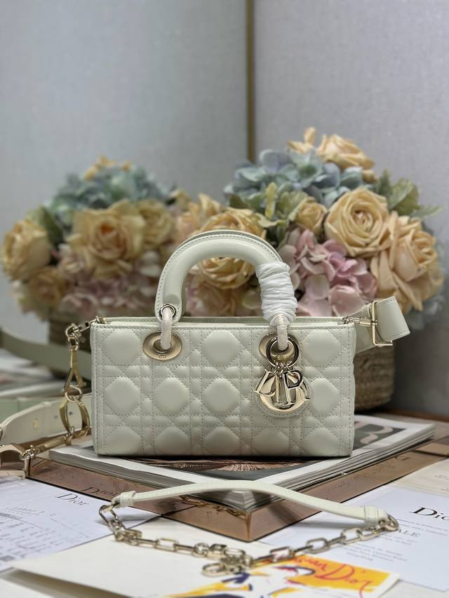 正品级 ，高版本 横版戴妃包 新款d J O Y 白羊小号 全新lady Djoy包包，很多人应该都被这只窄版戴妃包吸引住了。大爆款的节奏，包包自带一长一短两根