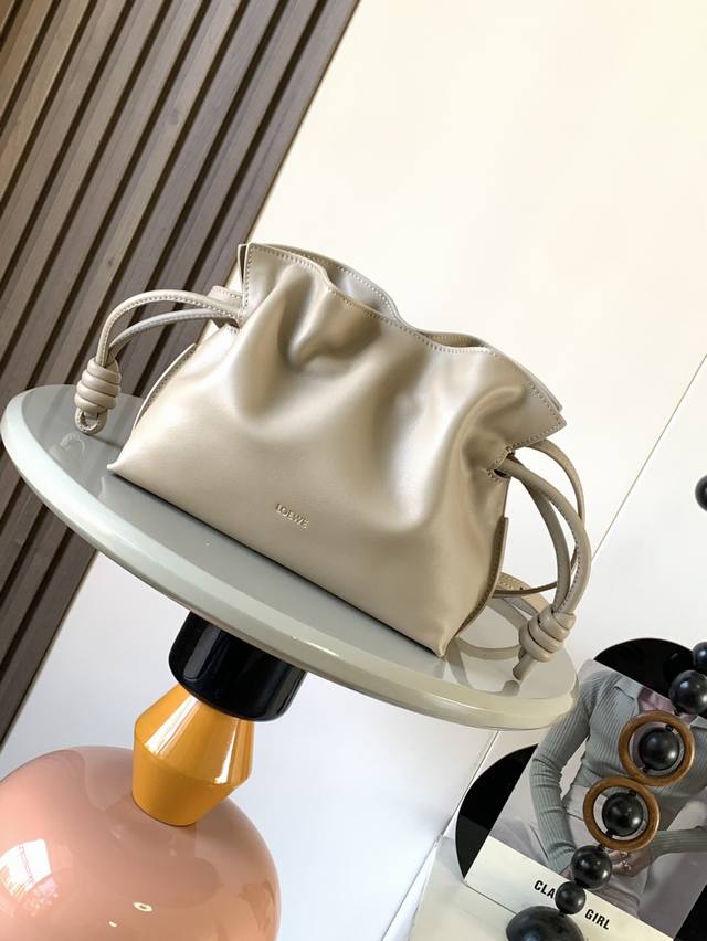 原厂皮 新版本福袋迷你23Cm新款纳帕牛皮革flamenco手拿包福袋采用拉绳收紧,并打上标志性的盘绕结这个版本采用纳帕牛皮革制成不得不说,这个品牌将皮质的柔软 原厂皮 新版本福袋迷你23Cm新款纳帕牛皮革flamenco手拿包福袋采用拉绳收紧,并打上标志性的盘绕结这个版本采用纳帕牛皮革制成不得不说,这个品牌将皮质的柔软