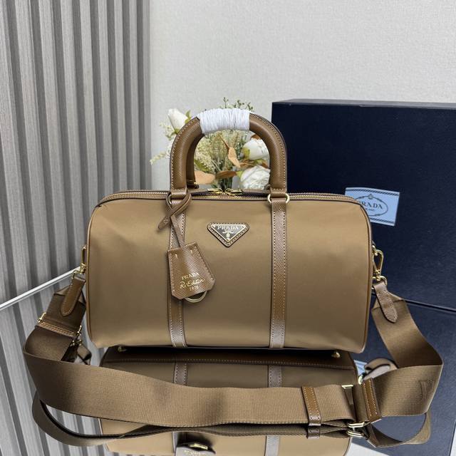 正品级 顶级原单 新款手提包1Bb233到货啦这款手提包选用创新的可持续再生尼龙织物 Re-Nylon 打造,结构挺括,搭配saffiano皮革和金属五金配件等 正品级 顶级原单 新款手提包1Bb233到货啦这款手提包选用创新的可持续再生尼龙织物 Re-Nylon 打造,结构挺括,搭配saffiano皮革和金属五金配件等