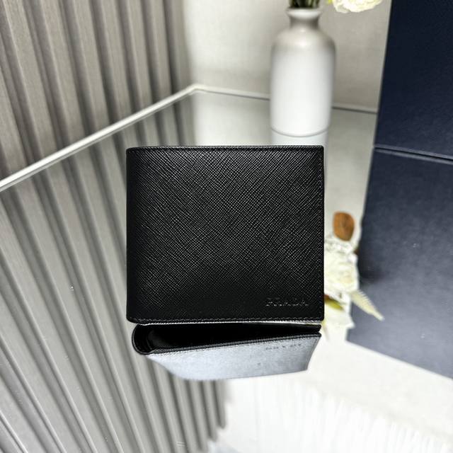 正品级 顶级原单 Prada新款男士短钱夹经典爆款型号 513，内码164代工码该款式搭配有saffiano皮革材质的十字架设计，正面饰有prada金属刻字徽标