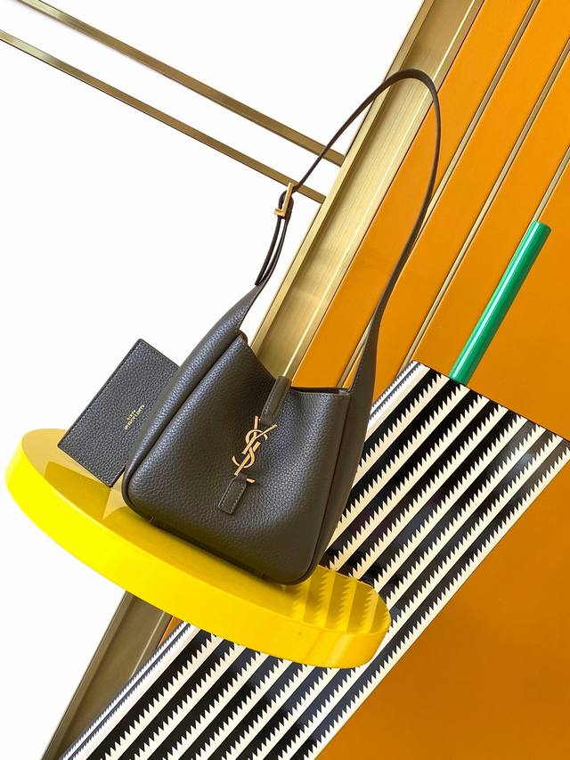 正品级 Ysl新款 Mini Hobo腋下包!黑色荔枝纹金,全新le5A7手袋焕启新季灵感,太可爱啦!今年火到爆炸的腋下包y家虽迟但到!!包包身轮廓简洁、立体, 正品级 Ysl新款 Mini Hobo腋下包!黑色荔枝纹金,全新le5A7手袋焕启新季灵感,太可爱啦!今年火到爆炸的腋下包y家虽迟但到!!包包身轮廓简洁、立体,