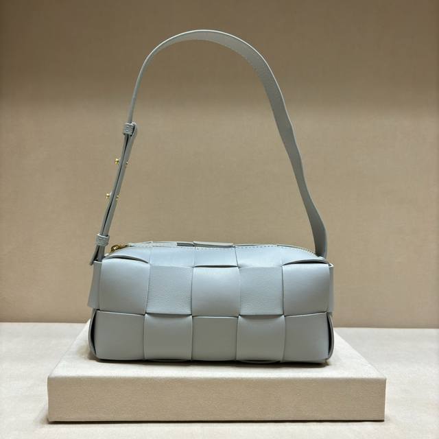 正品级 秋冬绝美腋下包，打破你对腋下的定义bottega新出的brick Cassette，小巧又精致，打破了对腋下没容量的定义，不再是小废包，又是经典的编织款