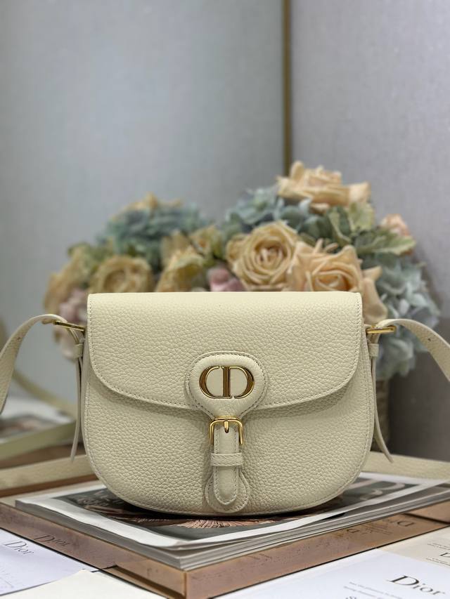 正品级 ，高版本 New Dior Bobby 中号手袋 白色荔枝纹 这款 Dior Bobby 手袋是二零二五早春系列新品，以高雅线条和匀称比例全新演绎水饺包