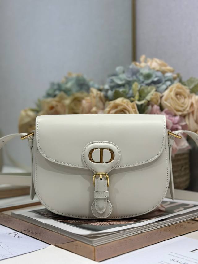 正品级 ,高版本 New Dior Bobby 中号手袋 白色平纹 这款 Dior Bobby 手袋是二零二五早春系列新品,以高雅线条和匀称比例全新演绎水饺包廓 正品级 ,高版本 New Dior Bobby 中号手袋 白色平纹 这款 Dior Bobby 手袋是二零二五早春系列新品,以高雅线条和匀称比例全新演绎水饺包廓