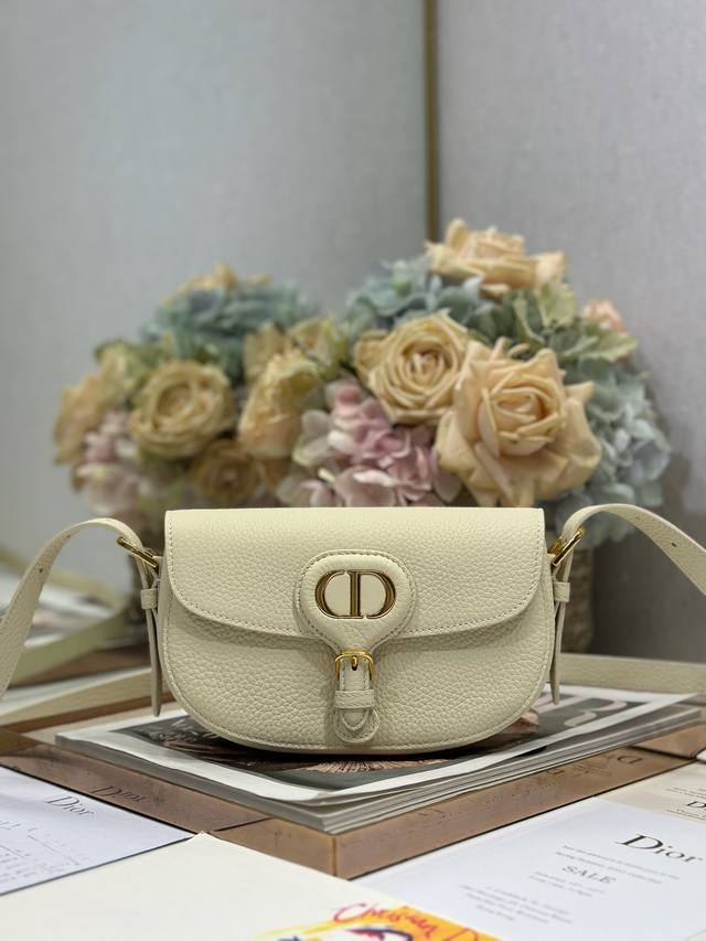 正品级 ,高版本 New Dior Bobby 小号手袋 白色荔枝纹 这款 New Dior Bobby 小号手袋是二零二五早春成衣系列新品,以 Dior 经典 正品级 ,高版本 New Dior Bobby 小号手袋 白色荔枝纹 这款 New Dior Bobby 小号手袋是二零二五早春成衣系列新品,以 Dior 经典