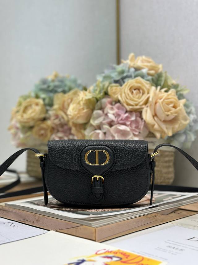 正品级 ,高版本 New Dior Bobby迷你手袋 黑色荔枝纹 这款 New Dior Bobby 迷你手袋是二零二五早春成衣系列新品,以 Dior 经典设 正品级 ,高版本 New Dior Bobby迷你手袋 黑色荔枝纹 这款 New Dior Bobby 迷你手袋是二零二五早春成衣系列新品,以 Dior 经典设