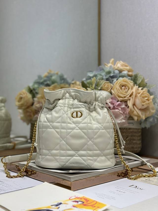 正品级 ，高版本 30 Montaigne 小号抽绳水桶包 白色 这款小号抽绳水桶包是二零二五早春成衣系列新品，以休闲优雅的设计丰富 30 Montaigne