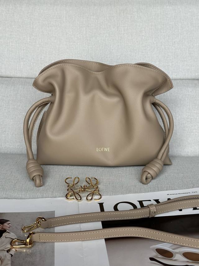 原厂皮 新版烫金logo 砂砾色 包包自配长肩带 迷你纳帕牛皮革 Flamenco 手拿包 型号11050S 23.9-9-18Cm 十九世纪七十年代发布的 F 原厂皮 新版烫金logo 砂砾色 包包自配长肩带 迷你纳帕牛皮革 Flamenco 手拿包 型号11050S 23.9-9-18Cm 十九世纪七十年代发布的 F