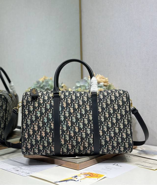 正品级 ,高版本 Dior新款旅行包 蓝布大号 Dio Oblique 图案提花行李包是时尚手提包。这款宽敞的行李包非常适合旅行和日常使用。米色和牛皮细节提成格 正品级 ,高版本 Dior新款旅行包 蓝布大号 Dio Oblique 图案提花行李包是时尚手提包。这款宽敞的行李包非常适合旅行和日常使用。米色和牛皮细节提成格