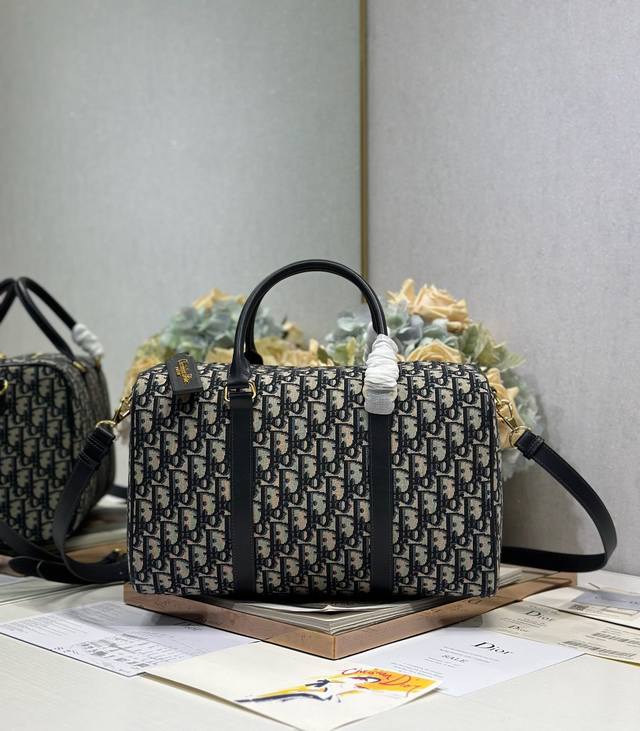 正品级 ,高版本 Dior新款旅行包 蓝布中号 Dio Oblique 图案提花行李包是时尚手提包。这款宽敞的行李包非常适合旅行和日常使用。米色和牛皮细节提成格 正品级 ,高版本 Dior新款旅行包 蓝布中号 Dio Oblique 图案提花行李包是时尚手提包。这款宽敞的行李包非常适合旅行和日常使用。米色和牛皮细节提成格