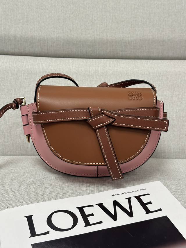 原厂皮 Loewe 56T18樱花粉拼棕色 Mini Gate 迷你马鞍包 小巧包袋呼应俏皮造型趣味中不失格调迷你包型看似虽小却很能“装”放得下iphone7