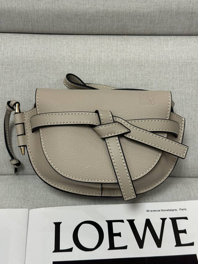 原厂皮 Loewe 56T18奶白 Mini Gate 迷你马鞍包 小巧包袋呼应俏皮造型趣味中不失格调迷你包型看似虽小却很能“装”放得下iphone7 8 X 原厂皮 Loewe 56T18奶白 Mini Gate 迷你马鞍包 小巧包袋呼应俏皮造型趣味中不失格调迷你包型看似虽小却很能“装”放得下iphone7 8 X