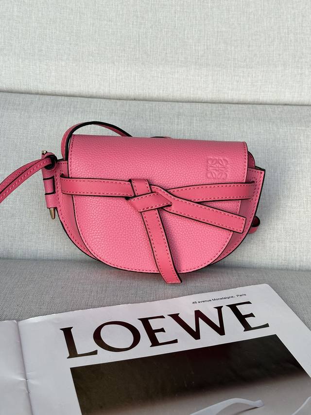 原厂皮 Loewe 56T18樱花粉 Mini Gate 迷你马鞍包 小巧包袋呼应俏皮造型趣味中不失格调迷你包型看似虽小却很能“装”放得下iphone7 8 X