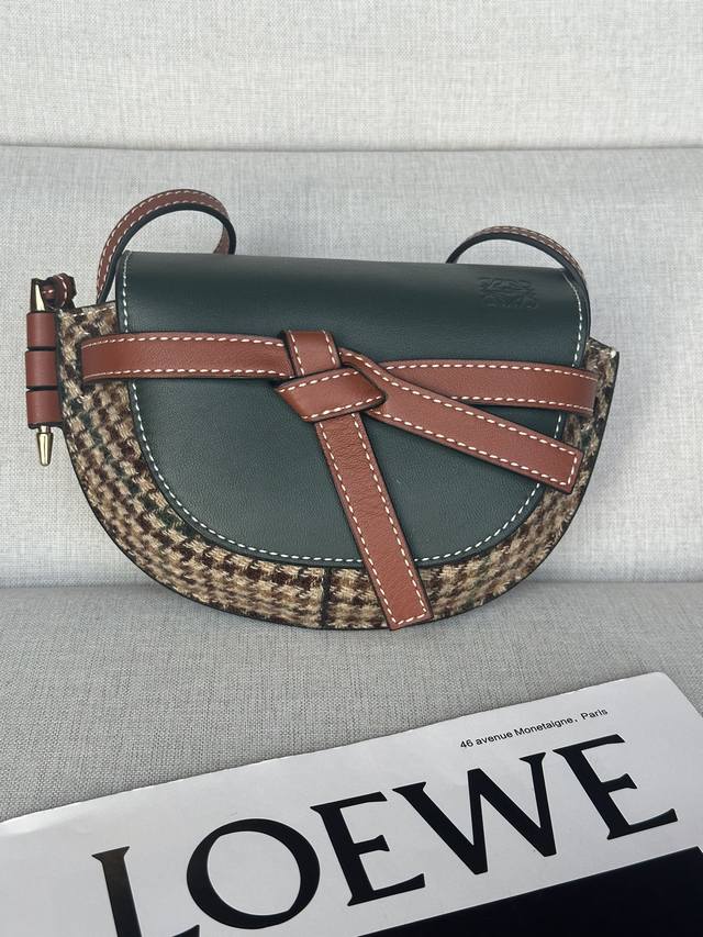 原厂皮 Loewe千鸟格 56T18Mini Gate 迷你马鞍包 小巧包袋呼应俏皮造型趣味中不失格调迷你包型看似虽小却很能“装”放得下iphone7 8 X 原厂皮 Loewe千鸟格 56T18Mini Gate 迷你马鞍包 小巧包袋呼应俏皮造型趣味中不失格调迷你包型看似虽小却很能“装”放得下iphone7 8 X