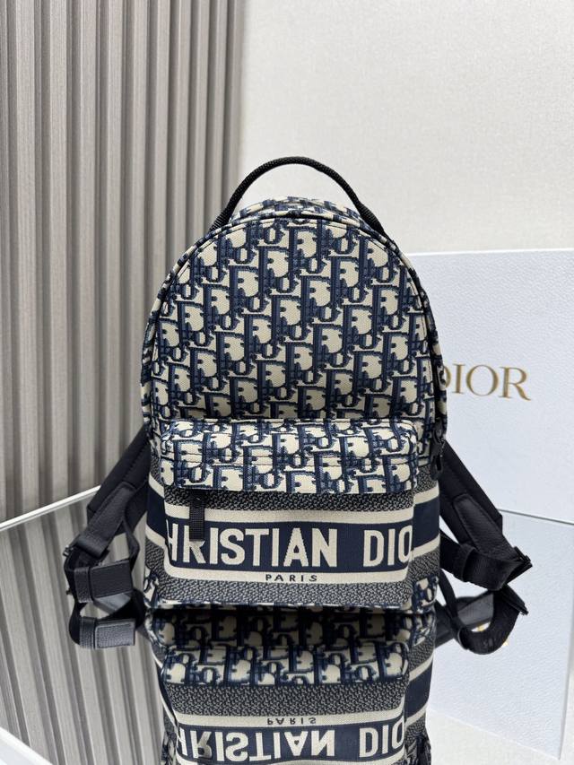 正品级 ,高版本 Diortravel 双肩背包 蓝布小号 这款 Diortravel 双肩背包巧妙融合 Dior 的经典细节与时尚而实用的设计。采用蓝色提花科 正品级 ,高版本 Diortravel 双肩背包 蓝布小号 这款 Diortravel 双肩背包巧妙融合 Dior 的经典细节与时尚而实用的设计。采用蓝色提花科