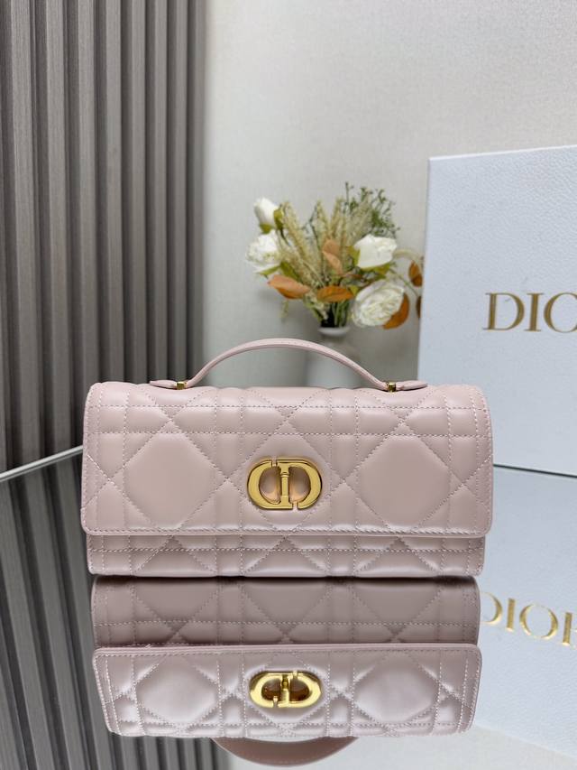 正品级 ，高版本 Miss Caro Top Handle 手拿包 粉色羊皮革超大藤格纹 型号: 5221 这款 Miss Caro Top Handle 手拿