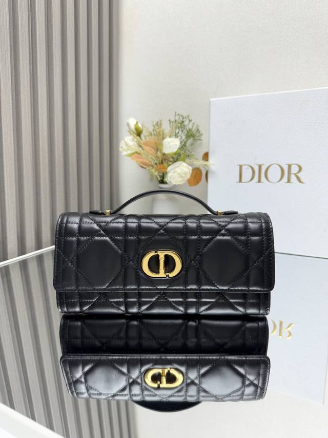 正品级 ,高版本 Miss Caro Top Handle 手拿包 黑色羊皮革超大藤格纹 型号: 5221 这款 Miss Caro Top Handle 手拿 正品级 ,高版本 Miss Caro Top Handle 手拿包 黑色羊皮革超大藤格纹 型号: 5221 这款 Miss Caro Top Handle 手拿