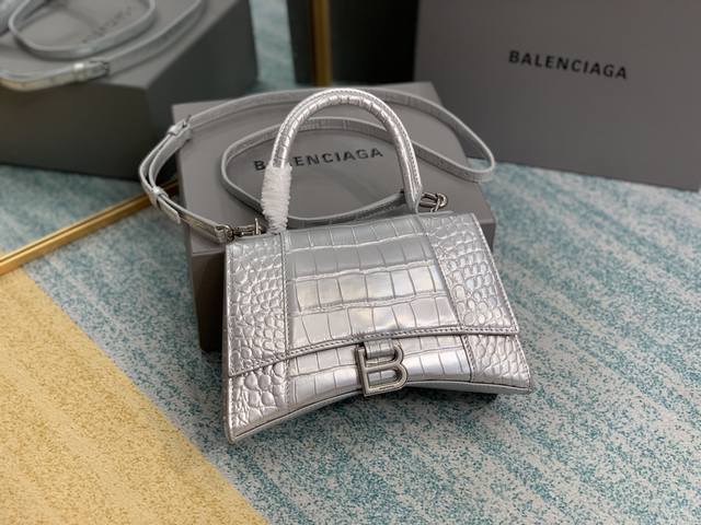 正品级 色银鳄鱼纹全新升级版s号 出 你们问了n遍的沙漏包来la！ Balenciagα本季重磅hourglass鳄鱼纹沙漏包，独特的标志性弧线形状造型极具辨识